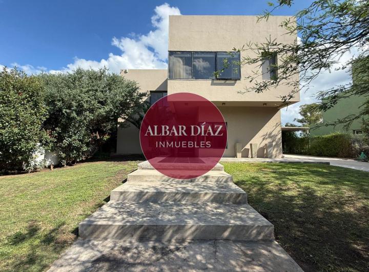 Casa · 290m² · 8 Ambientes · 2 Cocheras