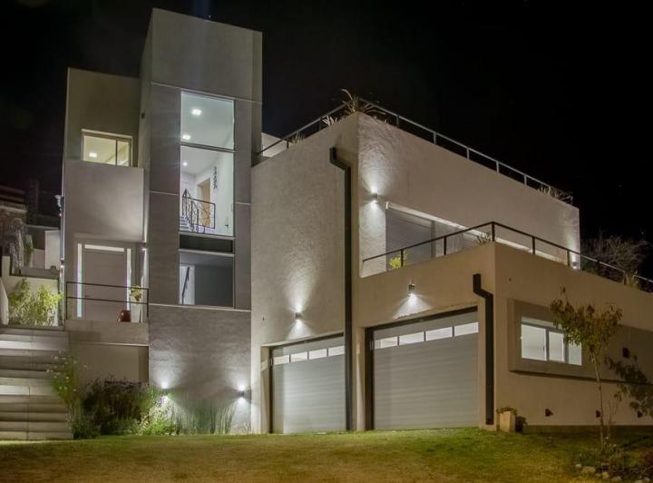 Casa · 360m² · 3 Dormitorios · 4 Cocheras