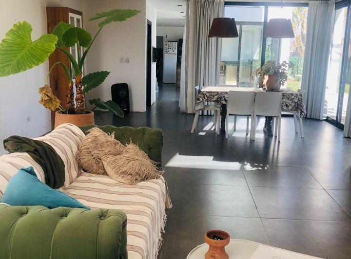 Casa · 220m² · 5 Ambientes · 2 Cocheras