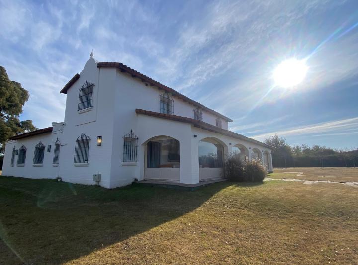Casa · 400m² · 4 Dormitorios · 1 Cochera