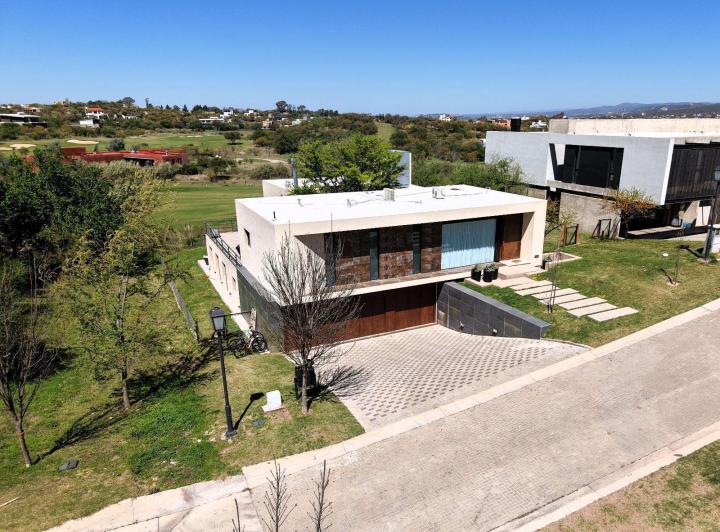 Casa · 480m² · 12 Ambientes · 3 Cocheras