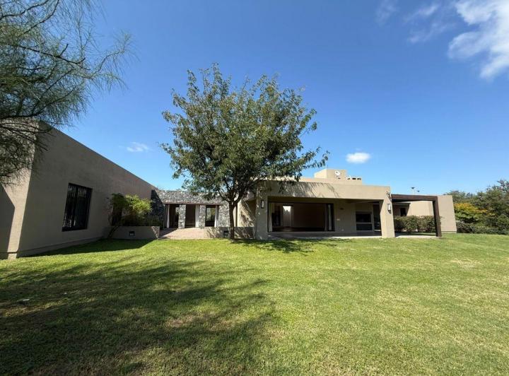 Casa · 400m² · 5 Ambientes · 2 Cocheras