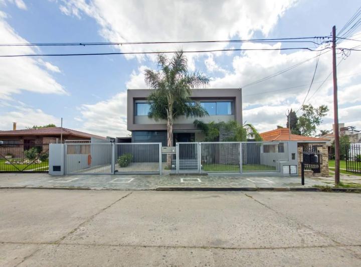 Casa · 530m² · 5 Ambientes · 4 Cocheras