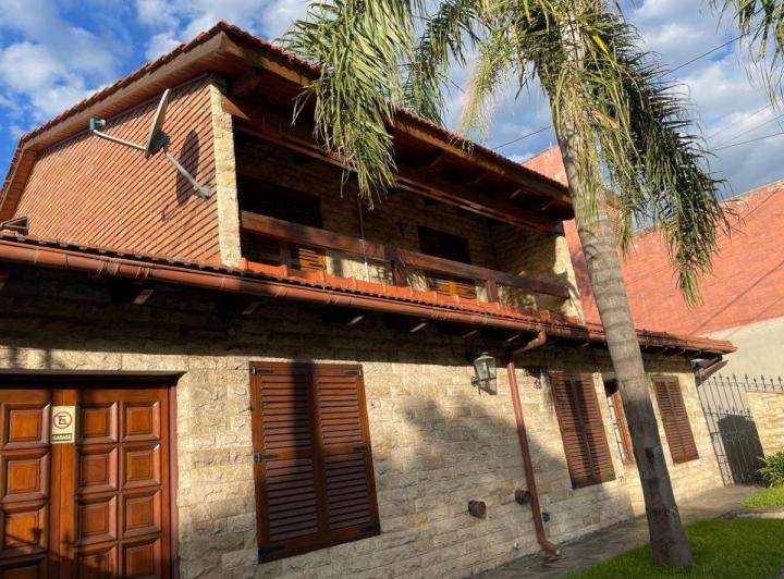 Casa · 200m² · 1 Ambiente · 2 Cocheras