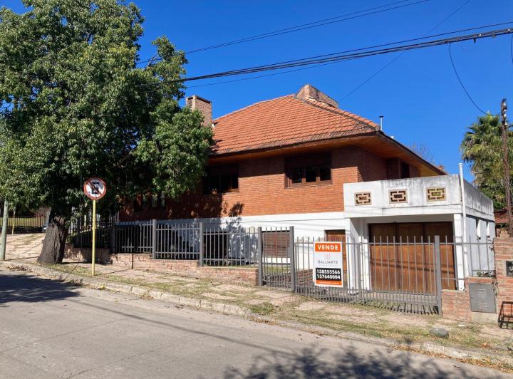 Casa · 520m² · 6 Ambientes · 2 Cocheras