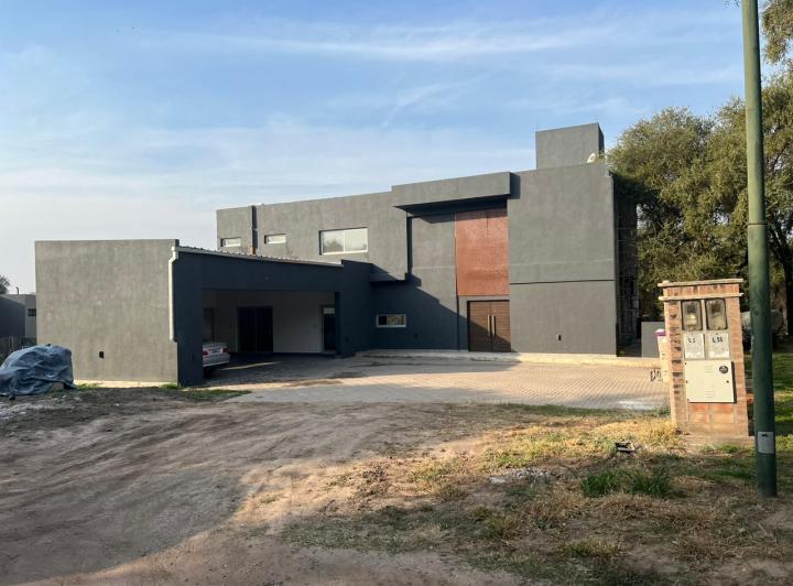 Casa · 502m² · 8 Ambientes · 4 Cocheras