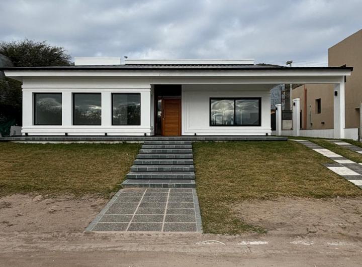 Casa · 300m² · 3 Dormitorios · 1 Cochera