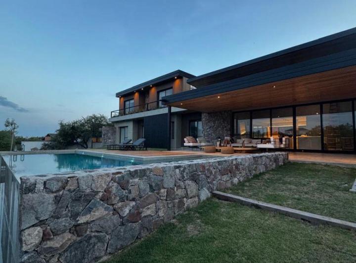 Casa · 600m² · 11 Ambientes · 3 Cocheras