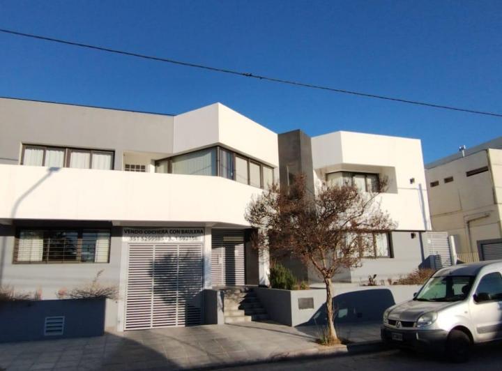 Casa · 1 Dormitorio · 2 Cocheras