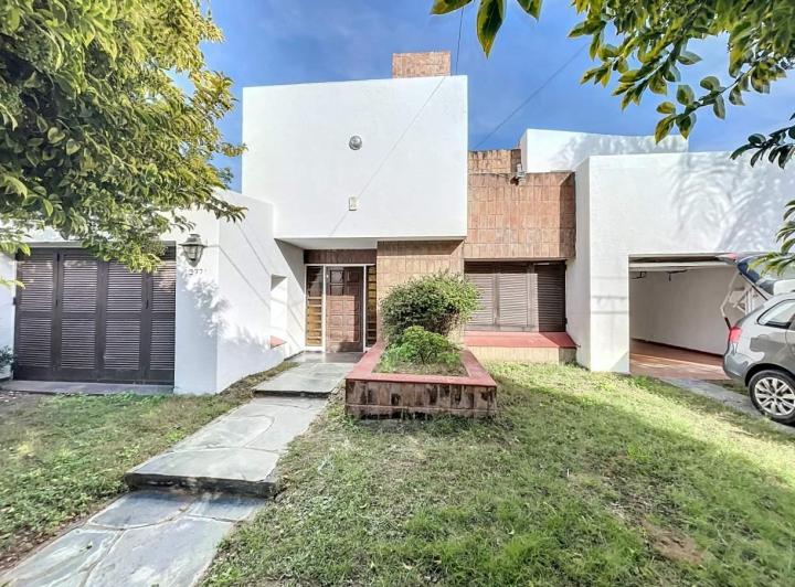 Casa · 274m² · 4 Ambientes · 2 Cocheras