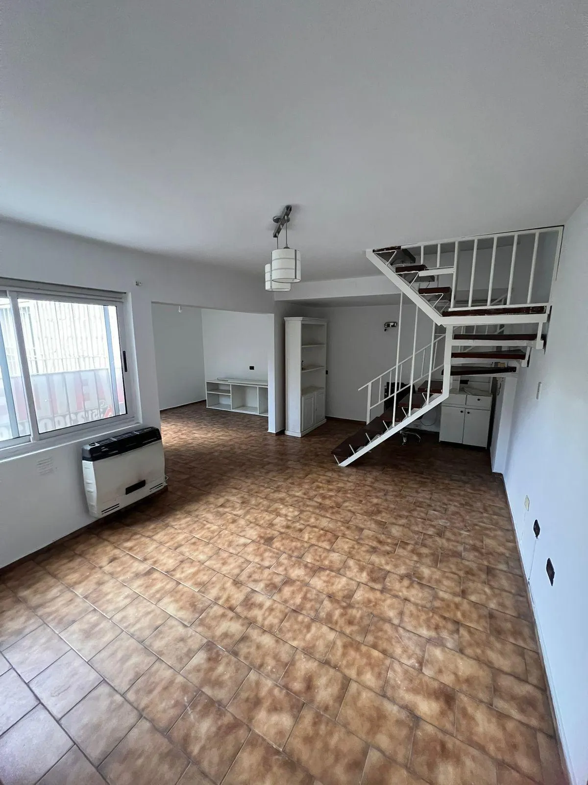 ALBERDI INMOBILIARIA VENDE DÚPLEX EN CALLE BOLIVAR 429 B GUEMES.
