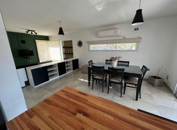 Casa · 200m² · 5 Ambientes · 2 Cocheras