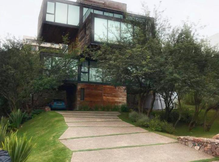 Casa · 400m² · 7 Ambientes · 2 Cocheras