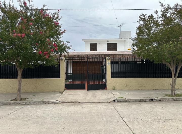 Casa · 250m² · 5 Ambientes · 2 Cocheras