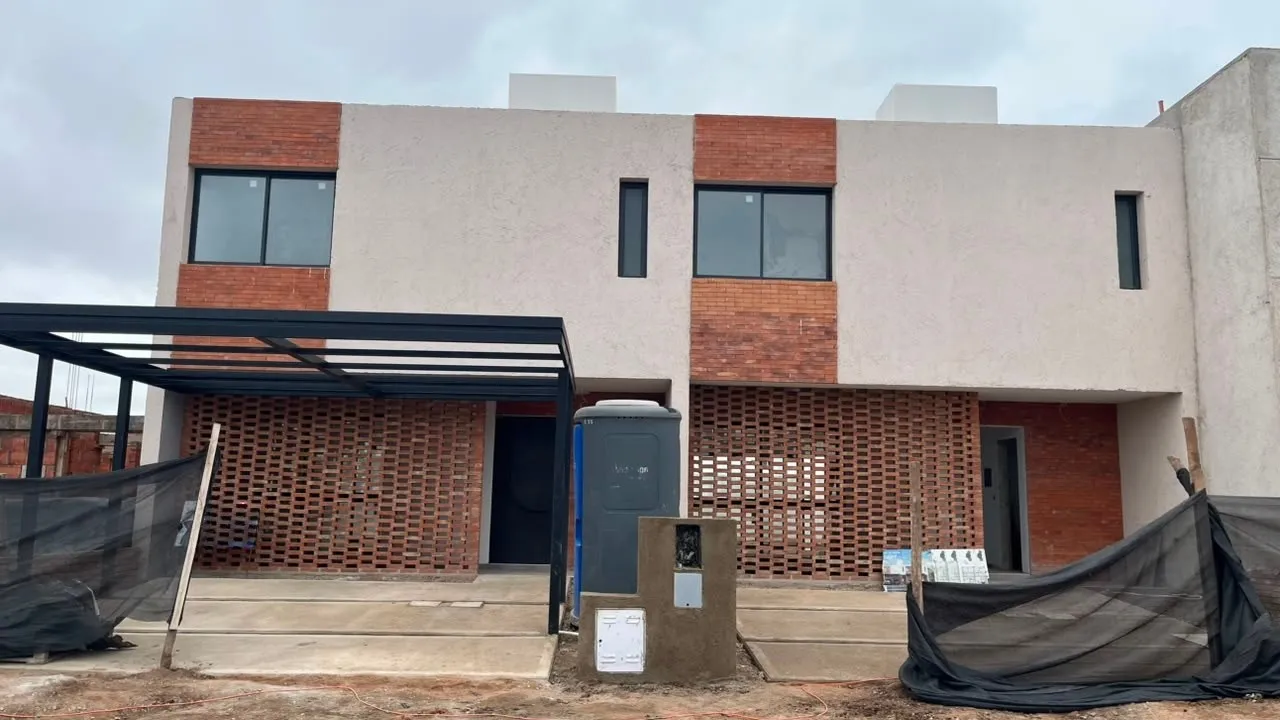 DUPLEX EN VENTA 3 DORM. PAMPAS DE MANANTIALES. PREMIUM