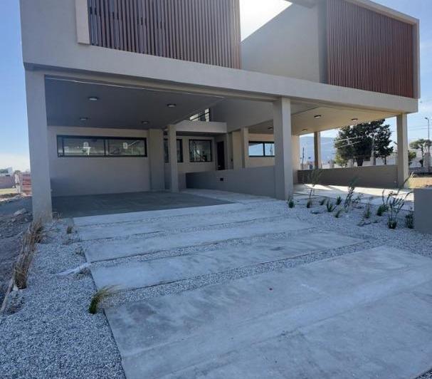 Casa · 180m² · 4 Ambientes · 2 Cocheras