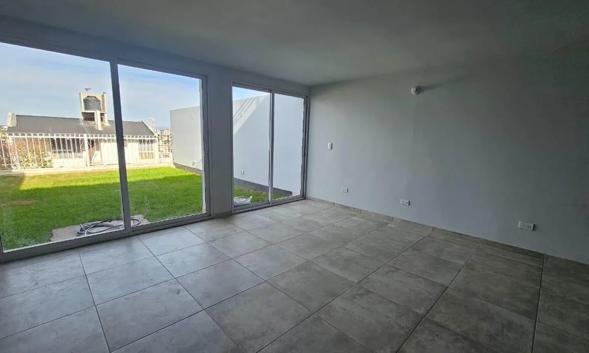 Dúplex reciclado a nuevo | Terraza con jacuzzi y vista a las sierras | 2 cocheras | Permuta