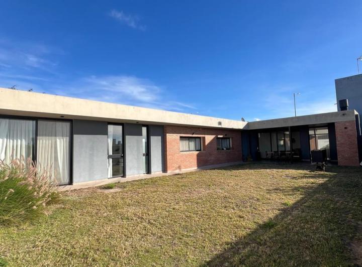Casa · 211m² · 5 Ambientes · 1 Cochera