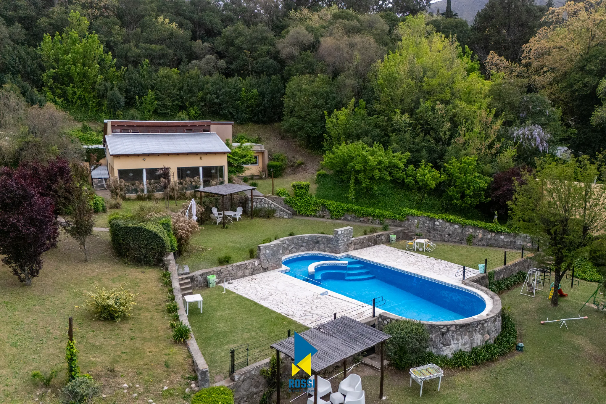 VENTA DE COMPLEJO DE CABAÑAS EN LA FALDA