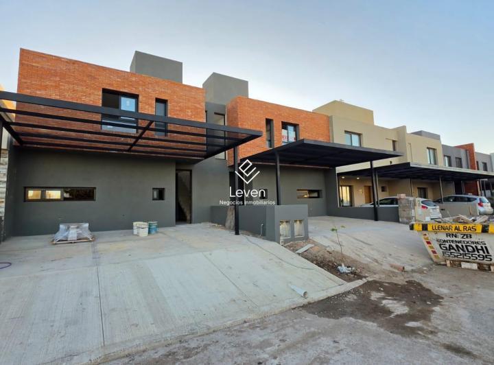 Casa · 128m² · 8 Ambientes · 2 Cocheras