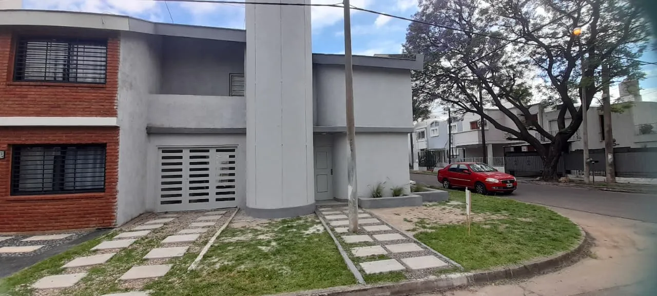VENDO CASA ESQUINA 3 DORM C/COCHERA Y PATIO  CERRO CHICO. APTO CREDITO NACION