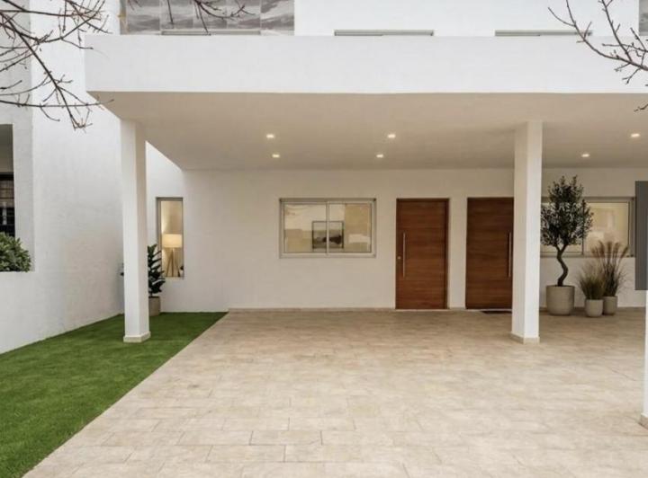 Casa · 180m² · 4 Ambientes · 2 Cocheras