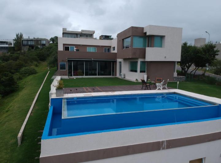 Casa · 435m² · 14 Ambientes · 4 Cocheras