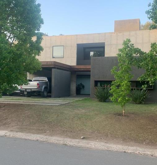 Casa · 822m² · 4 Dormitorios · 2 Cocheras