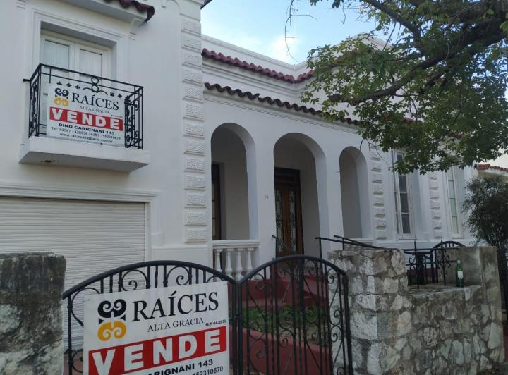 Casa · 351m² · 5 Ambientes · 1 Cochera