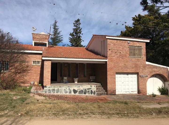 Casa · 230m² · 6 Ambientes · 2 Cocheras