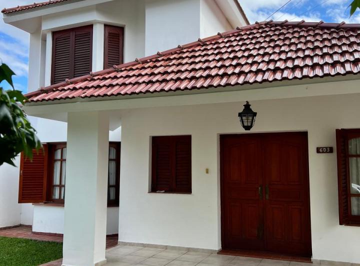 Casa · 240m² · 6 Ambientes · 2 Cocheras