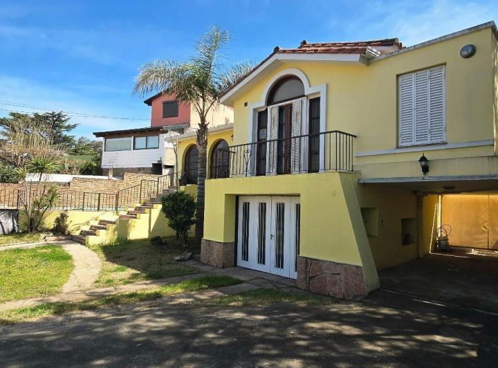 Casa · 185m² · 2 Ambientes · 1 Cochera