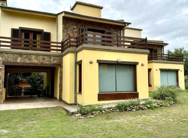 Casa · 260m² · 6 Ambientes · 2 Cocheras