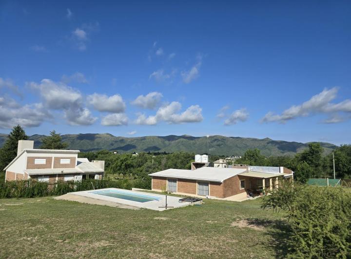 Casa · 300m² · 6 Ambientes · 4 Cocheras