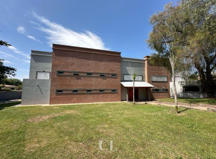 Casa · 600m² · 7 Dormitorios · 1 Cochera