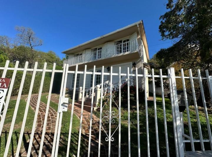 Casa · 200m² · 6 Ambientes · 2 Cocheras