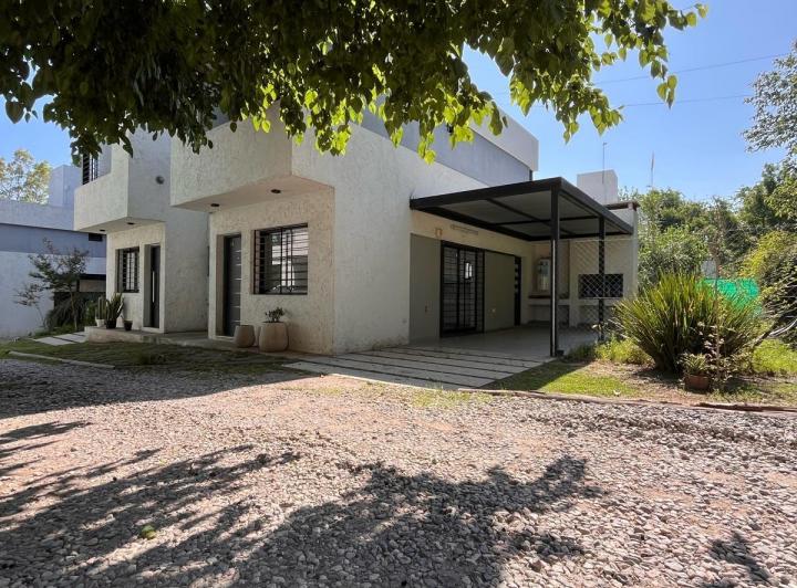 Casa · 102m² · 5 Ambientes · 2 Cocheras