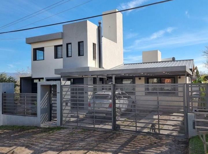 Casa · 240m² · 4 Dormitorios · 2 Cocheras