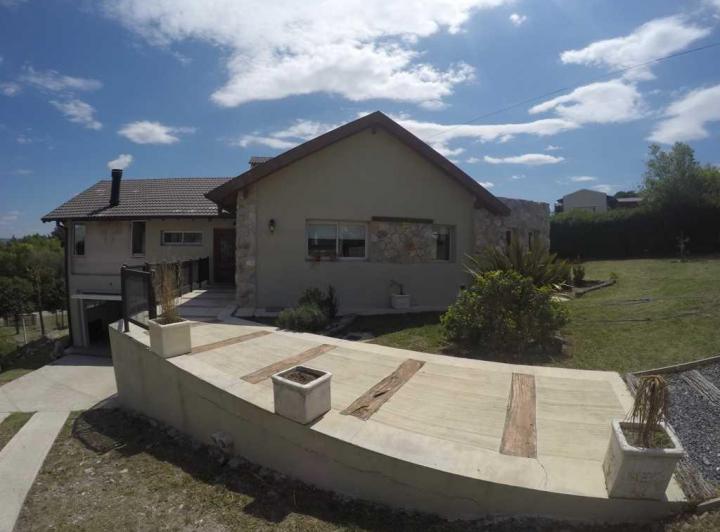 Casa · 360m² · 3 Dormitorios · 2 Cocheras