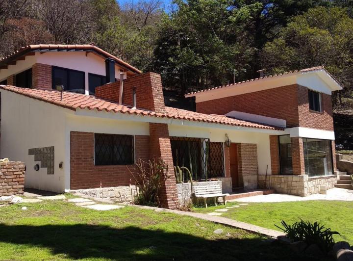 Casa · 250m² · 6 Ambientes · 1 Cochera