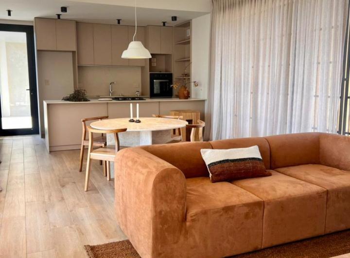 Casa · 564m² · 3 Dormitorios · 2 Cocheras