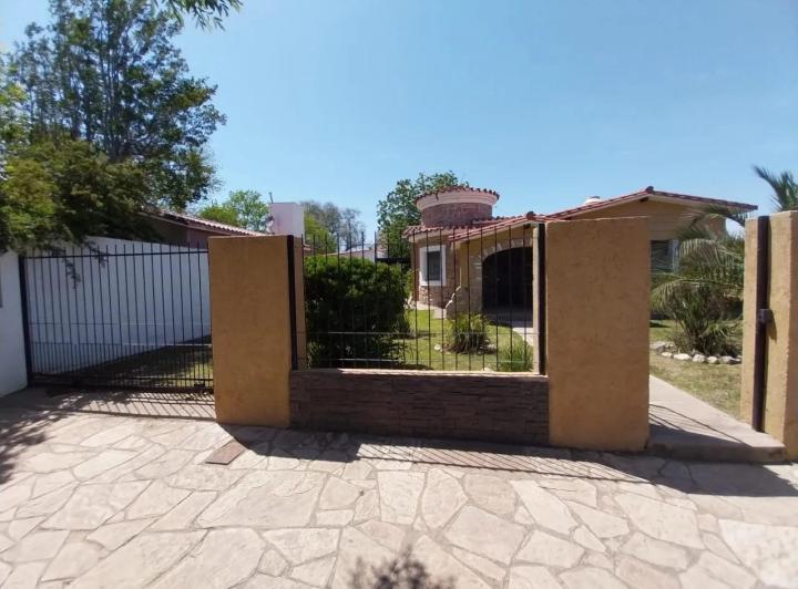 Casa · 261m² · 8 Ambientes · 2 Cocheras