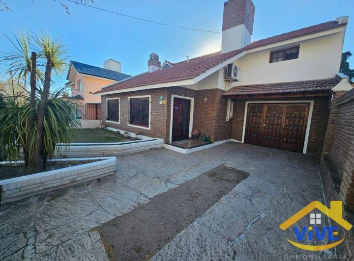 Casa · 210m² · 8 Ambientes · 1 Cochera