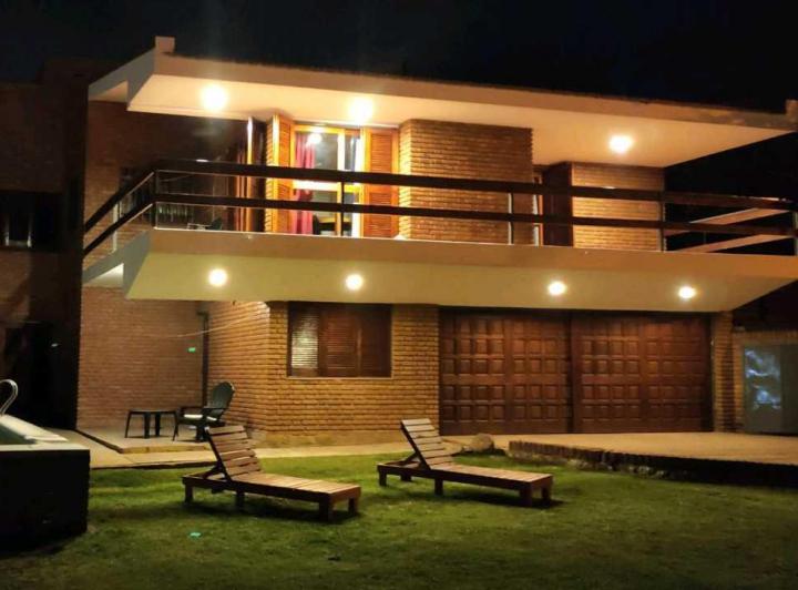 Casa · 283m² · 3 Dormitorios · 2 Cocheras
