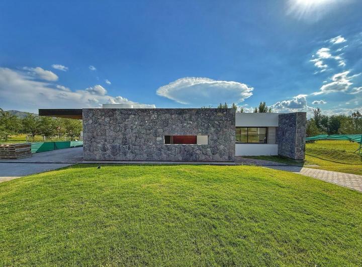 Casa · 230m² · 3 Dormitorios · 2 Cocheras