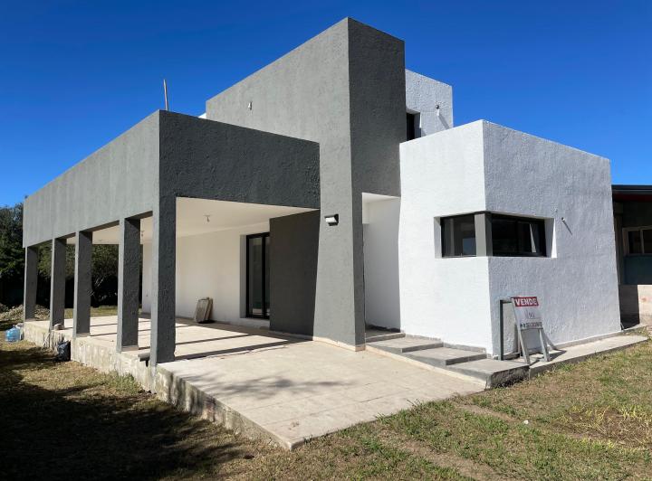 Casa · 220m² · 6 Ambientes · 2 Cocheras