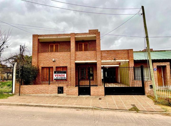 Casa · 185m² · 9 Ambientes · 2 Cocheras
