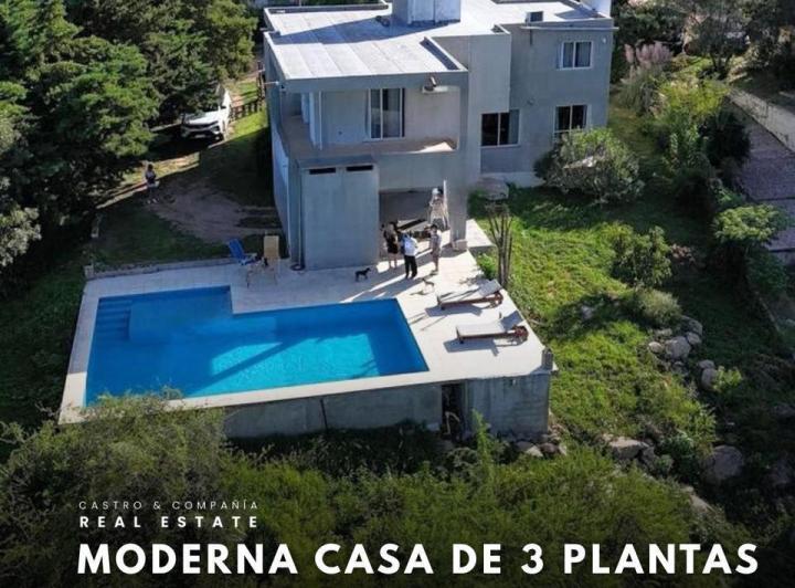 Casa · 320m² · 6 Ambientes · 1 Cochera