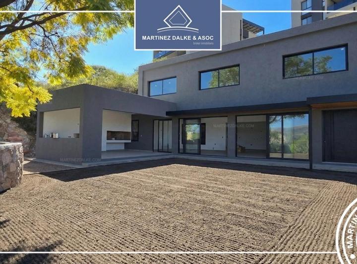 Casa · 320m² · 4 Ambientes · 3 Cocheras