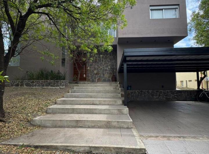 Casa · 390m² · 12 Ambientes · 2 Cocheras
